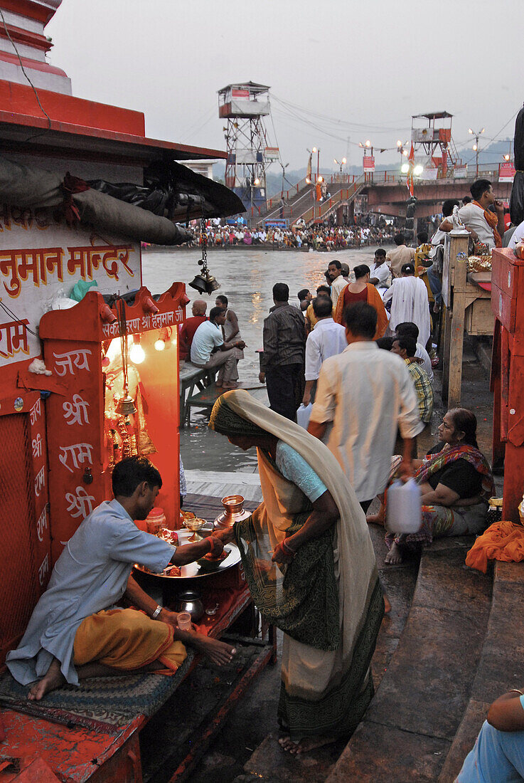 Menschen bei abendlicher Aahrti Zeremonie am Hari Ki Pairi Ghat Fluss, Haridwar, Uttarakhand, Indien, Asien