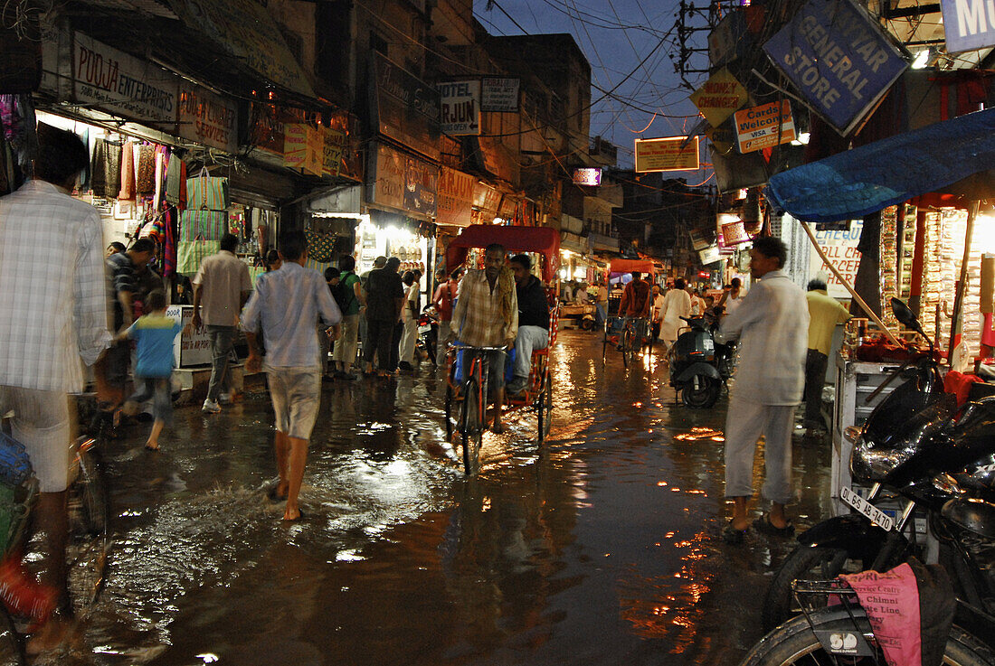 Fahrzeuge in überfluteter Straße am Abend, Heftiger Regen in der Paharganj, Mainbazar, New Delhi, Indische Hauptstadt, Indien, Asien