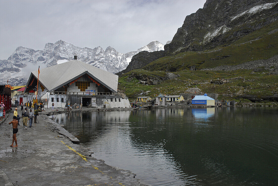 Sikh Pilger am heiligen See Hemkund im Garhwal Himalaya, Uttarakhand, Indien, Asien