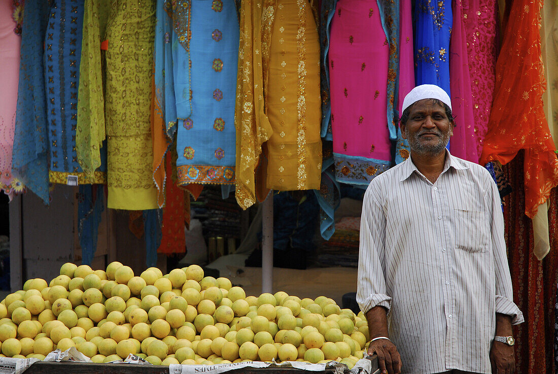 Moslemischer Händler im Basar am Charminar, Hyderabad, Andhra Pradesh, Indien, Asien