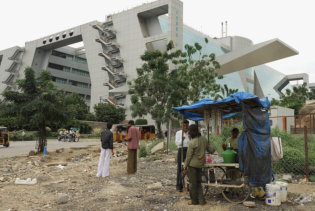 Cyberabad, Betelnuß Stand und Motorrikschas vor modernem Gebäuder, HiTec City, Hyderabad, Andhra Pradesh, Indien, Asien