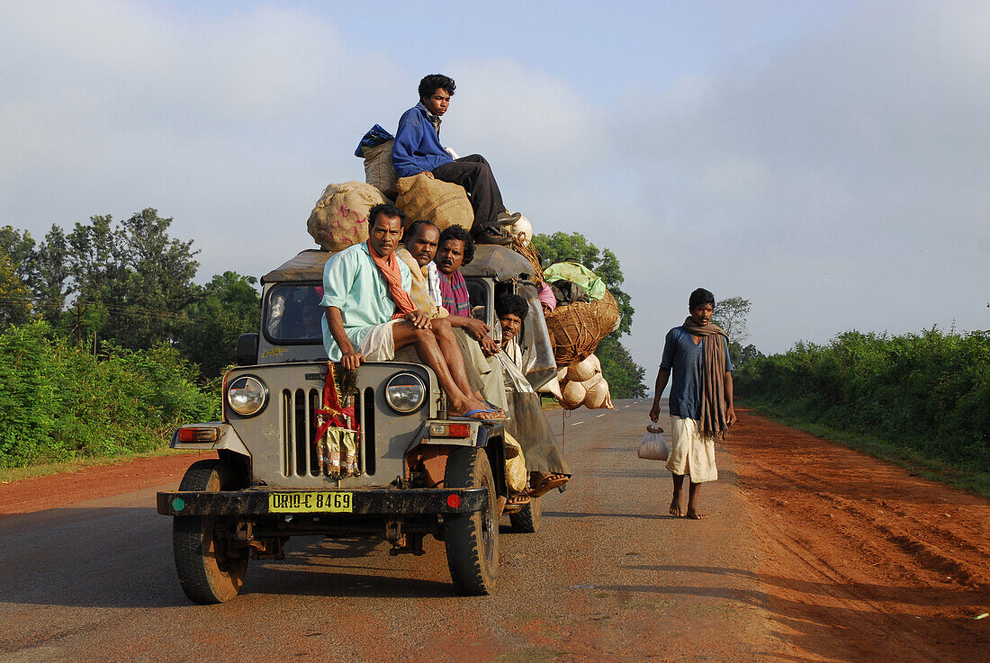 Stammesangehörige im überladenen Taxi Jeep auf dem Weg zum Markt, Stammes Region bei Koraput im Süden Orissas, Indien, Asien