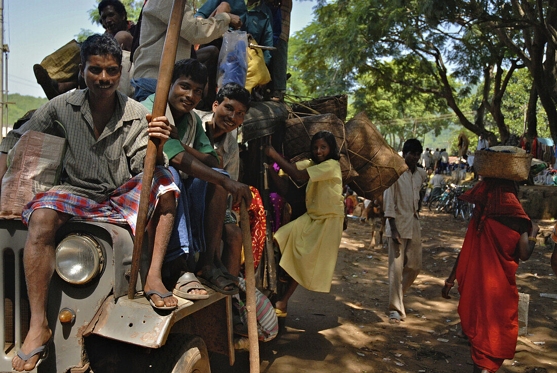 Stammesangehörige im überladenen Taxi Jeep auf dem Rückweg vom Markt, Stammes Region bei Koraput im Süden Orissas, Indien, Asien