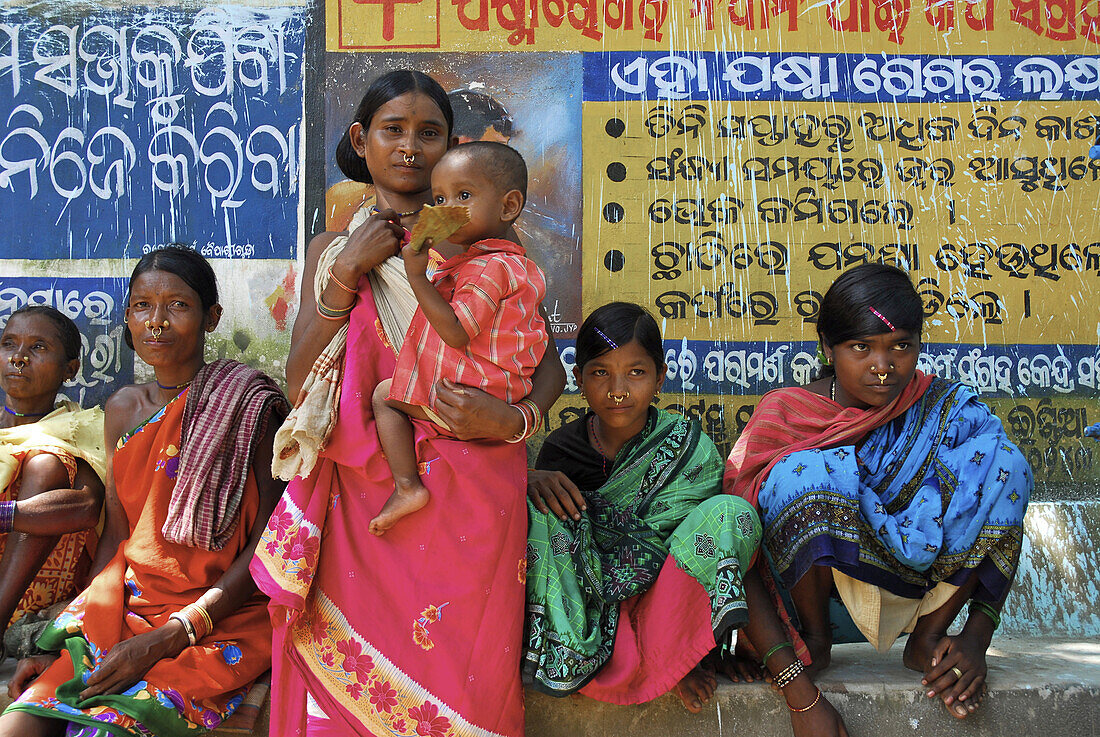 Stammesangehörige Frauen auf Markt, Stammes Region bei Koraput im Süden Orissas, Indien, Asien