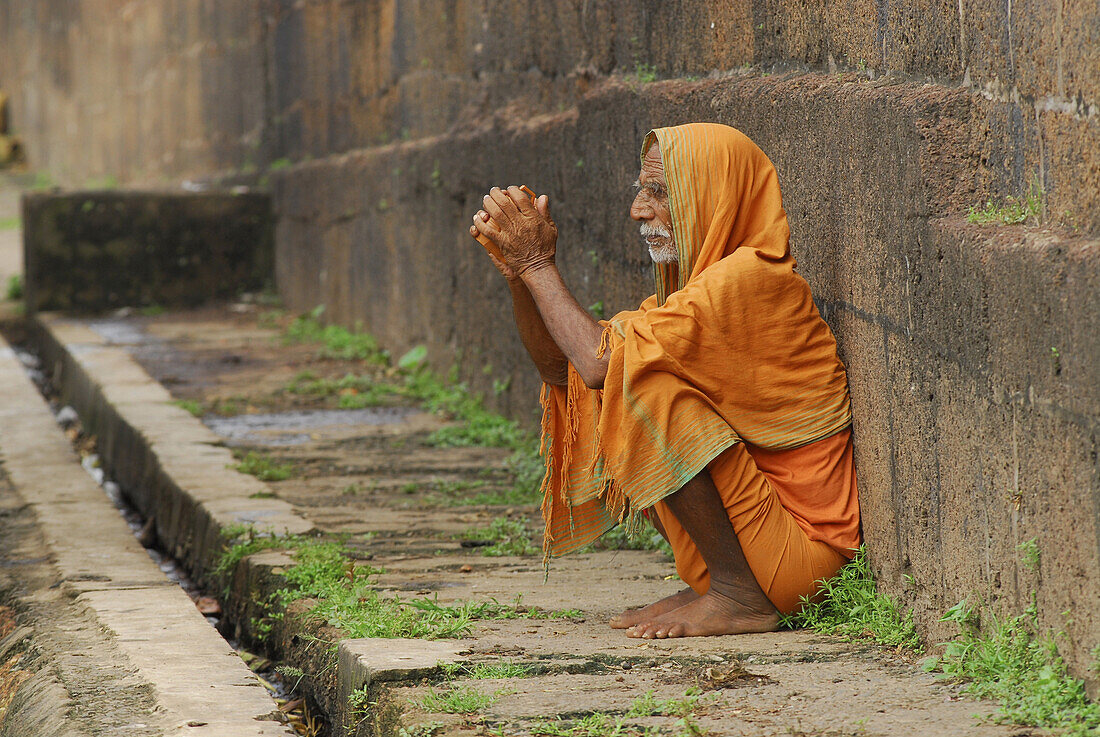 Alter Mann, Pilger, in orangenem Sannyasin Gewand, Lingaraja Tempel, Bhubaneshwar, Orissa, Indien, Asien