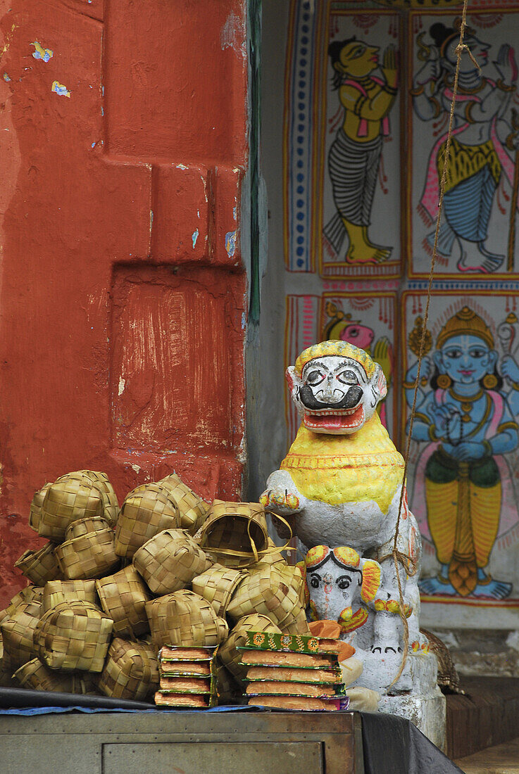 Skulptur und Körbe für Opfergaben am Jagannatha Tempel, Puri, Orissa, Indien, Asien