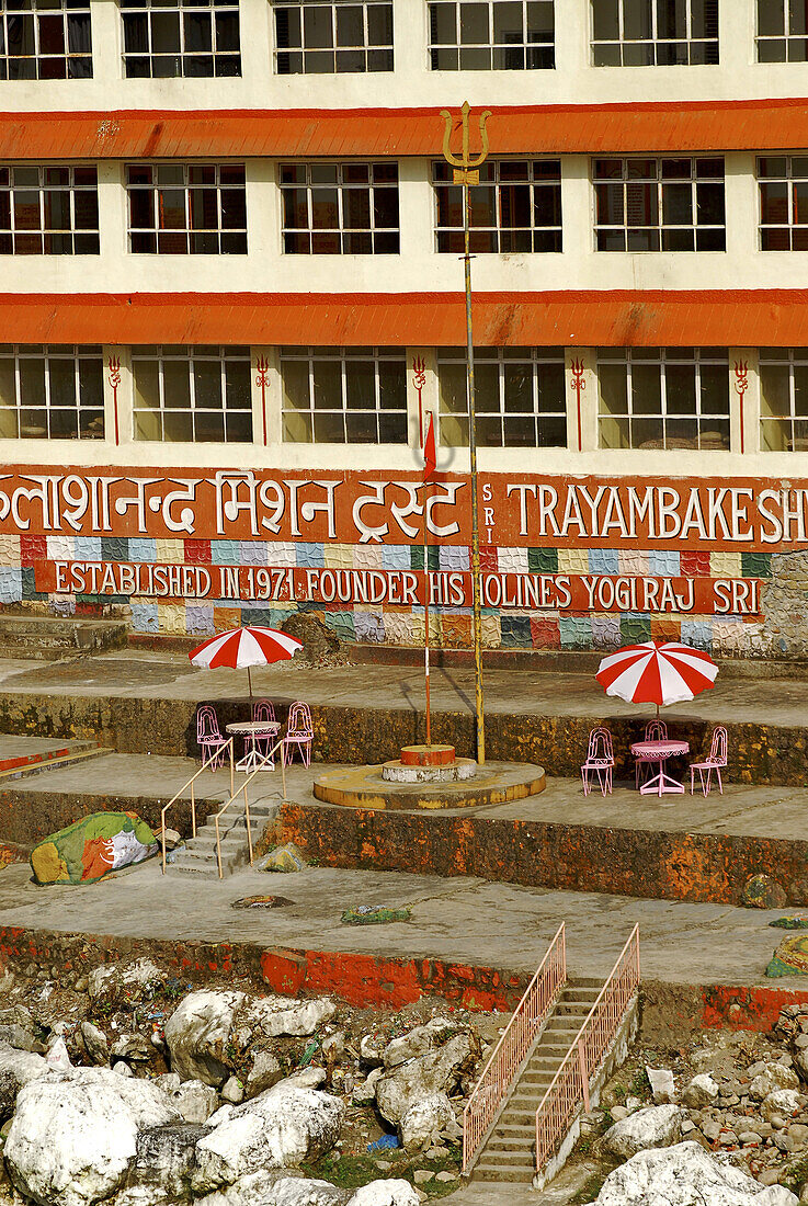 Sonnenschirme vor einem Ashram, Rishikesh, Uttarkand, Indien, Asien