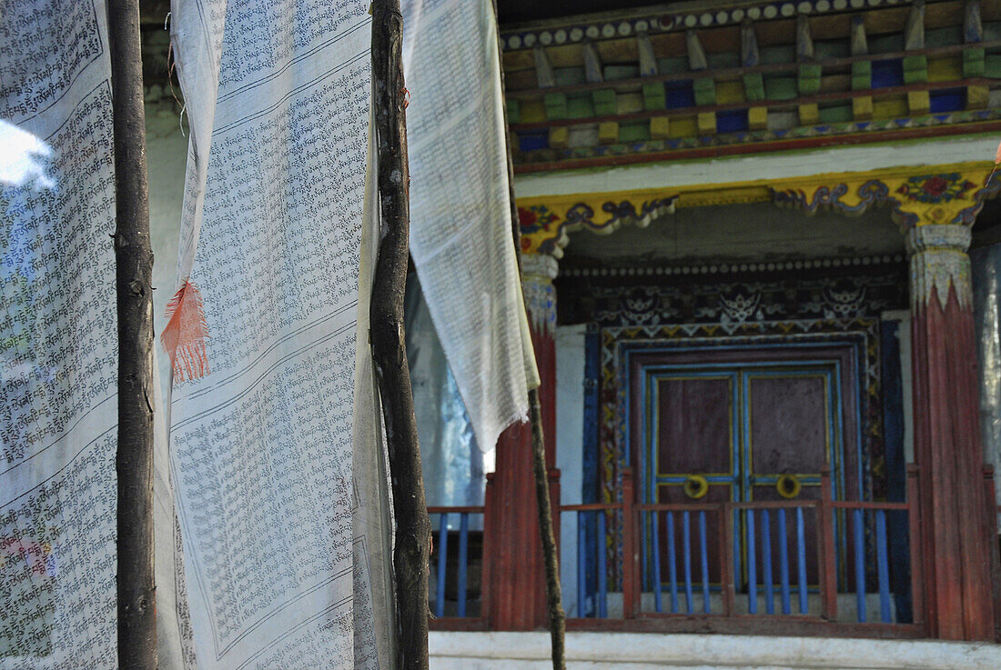 Kloster mit Gebetsfahnen, Sikkim, Himalaja, Nord Indien, Asien