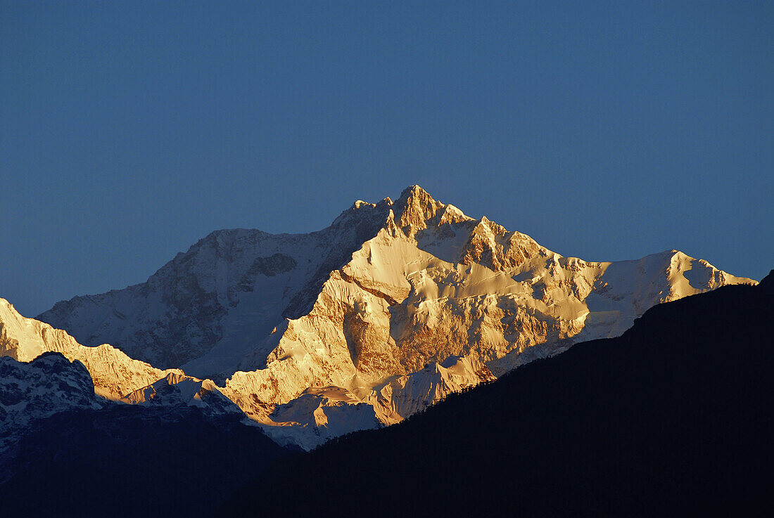 Blick auf den Berg Kangchendzönga bei Sonnenaufgang, Sikkim, Himalaja, Nord Indien, Asien