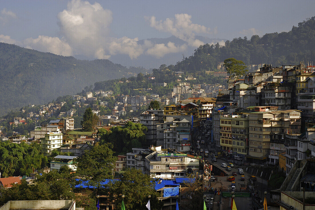 Die Stadt Gangtok in den Bergen, Sikkim, Himalaja, Nord Indien, Asien