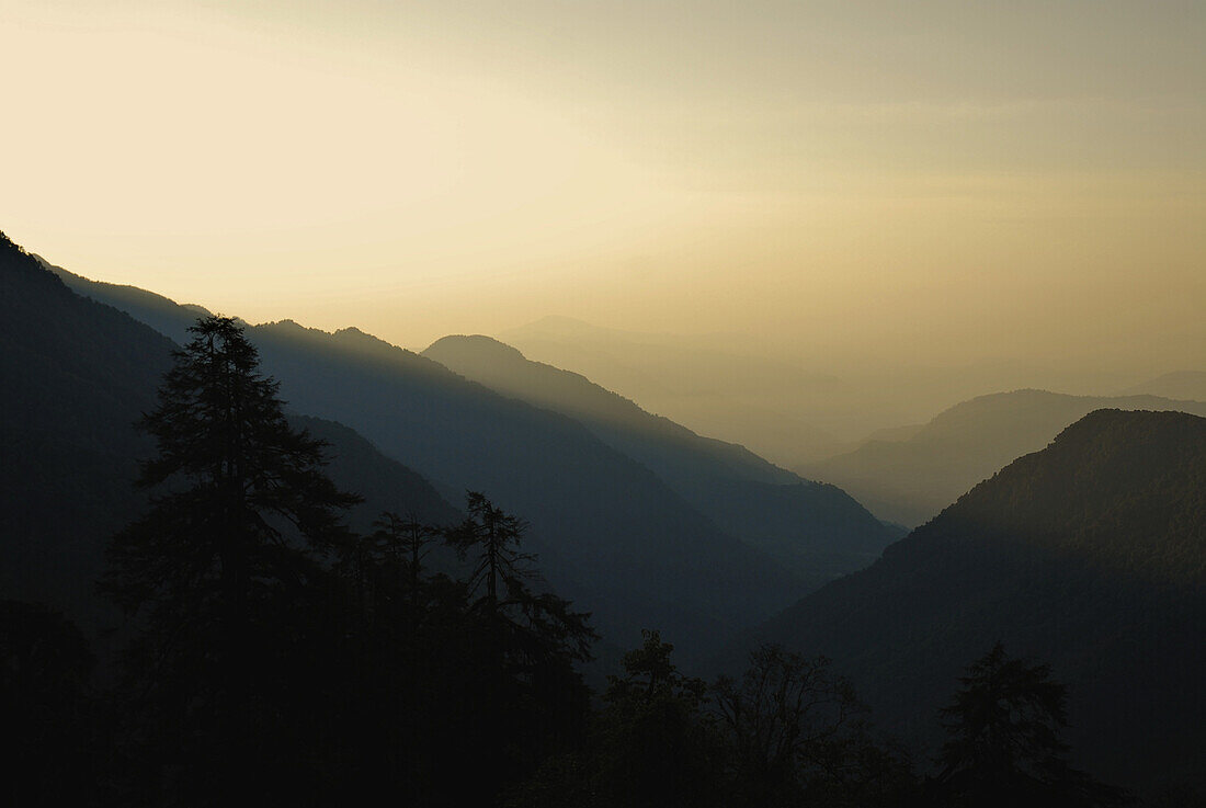 Blick auf Berge bei Sonnenuntergang, Trek zum Gocha La in der Kangchendzönga Region, Sikkim, Himalaja, Nord Indien, Asien