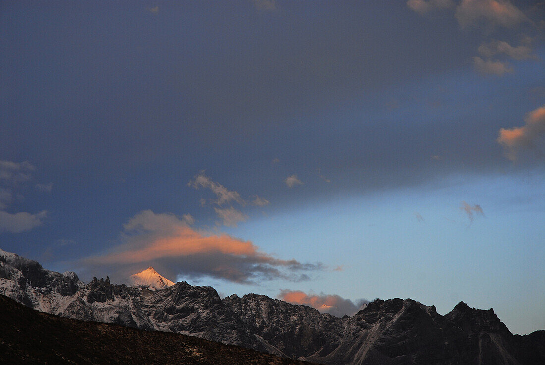 Blick auf Bergkette und Wolken bei Sonnenuntergang, Trek zum Gocha La in der Kangchendzönga Region, Sikkim, Himalaja, Nord Indien, Asien