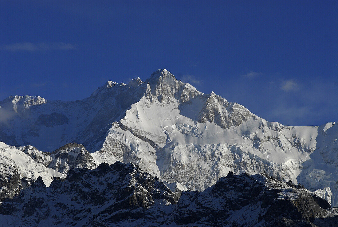 Der schneebedeckte Berg Kangchendzönga im Sonnenlicht, Trek zum Gocha La in der Kangchendzönga Region, Sikkim, Himalaja, Nord Indien, Asien