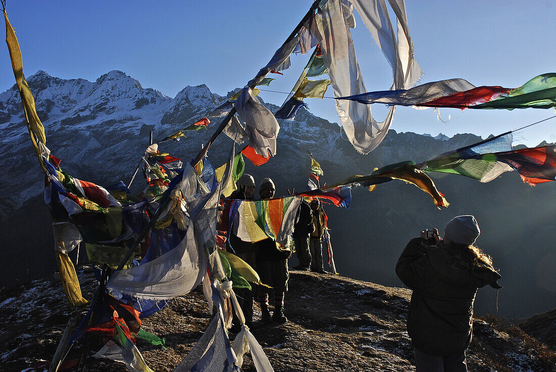 Trekker und Gebetsfahnen am Dzongri La, Trek zum Gocha La in der Kangchendzönga Region, Sikkim, Himalaja, Nord Indien, Asien