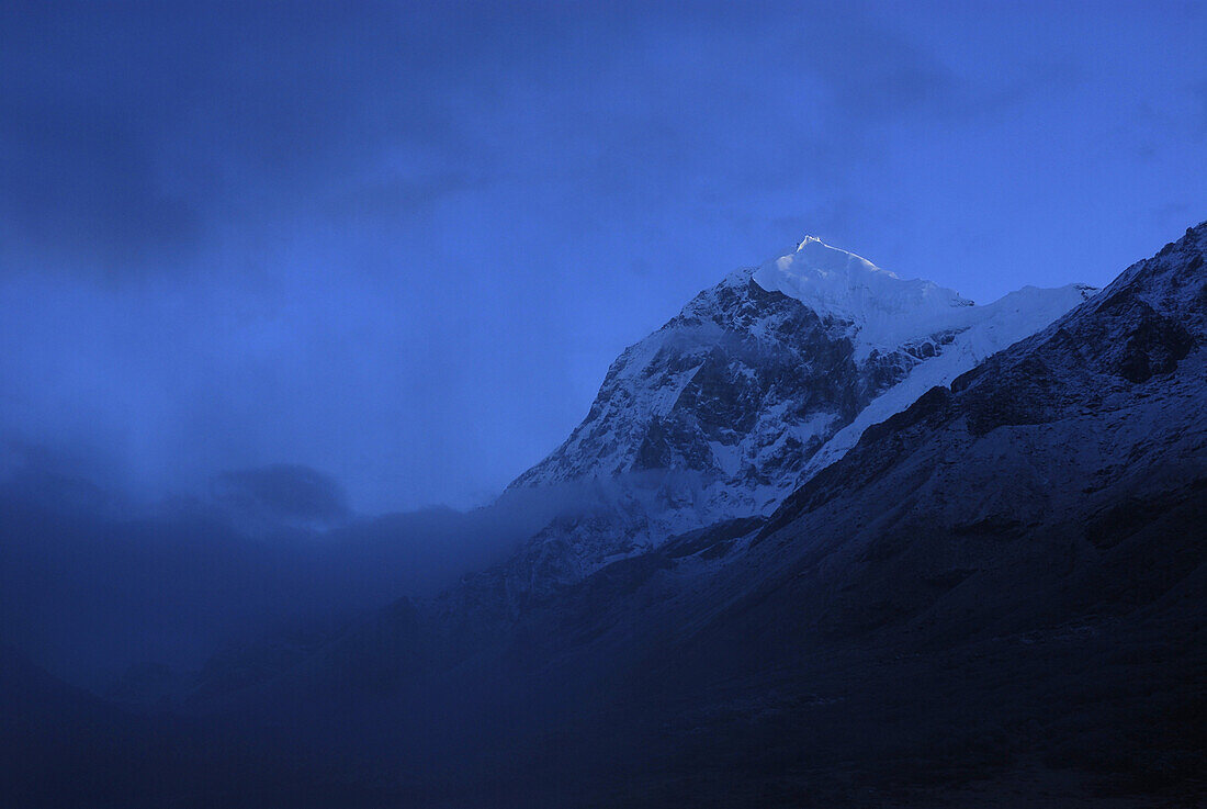 Blick auf den Berg Pandim unter Wolken am Trek zum Gocha La in der Kangchendzönga Region, Sikkim, Himalaja, Nord Indien, Asien