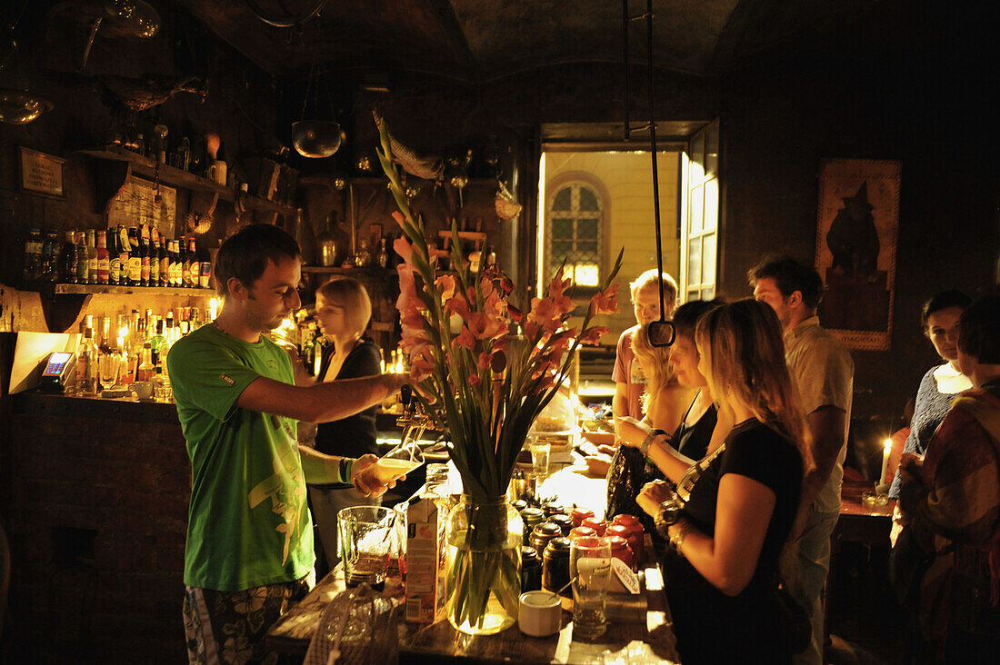 Menschen in der Studentenkneipe Alchemia, Kazimierz, Krakau, Polen, Europa