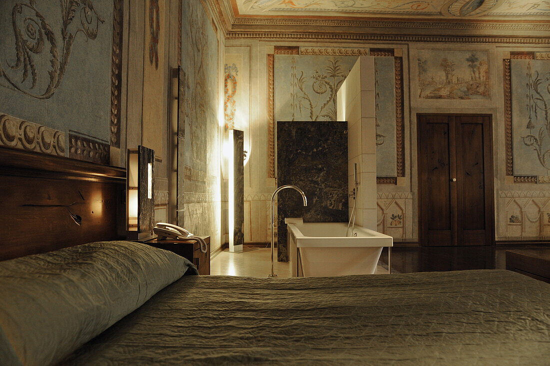 Bett und Badewanne in der Luxus Suite im Hotel Stary, Krakau, Polen, Europa