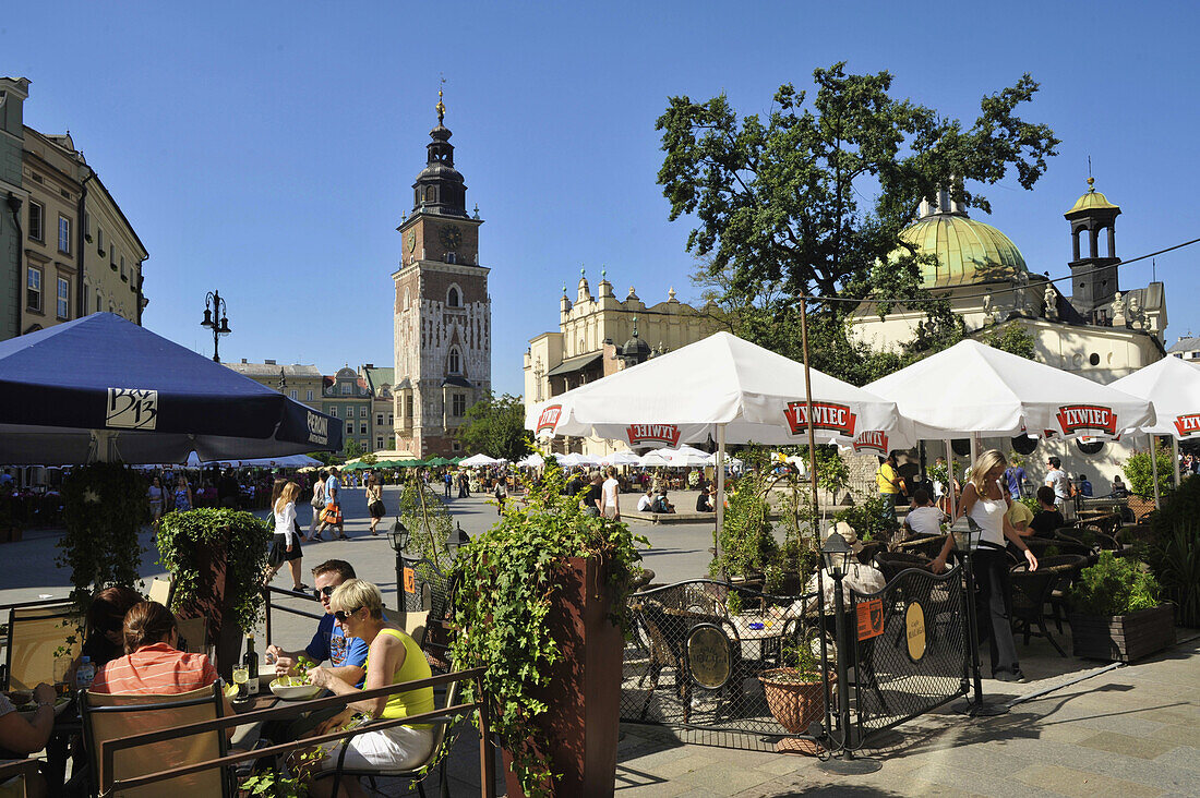 Rynek glowny, Marktplatz mit Straßencafes unter blauem Himmel, Krakau, Polen, Europa