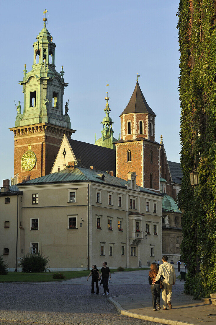 Menschen spazieren vor der Wawel Kathedrale, auf dem Wawel, Krakau, Polen, Europa