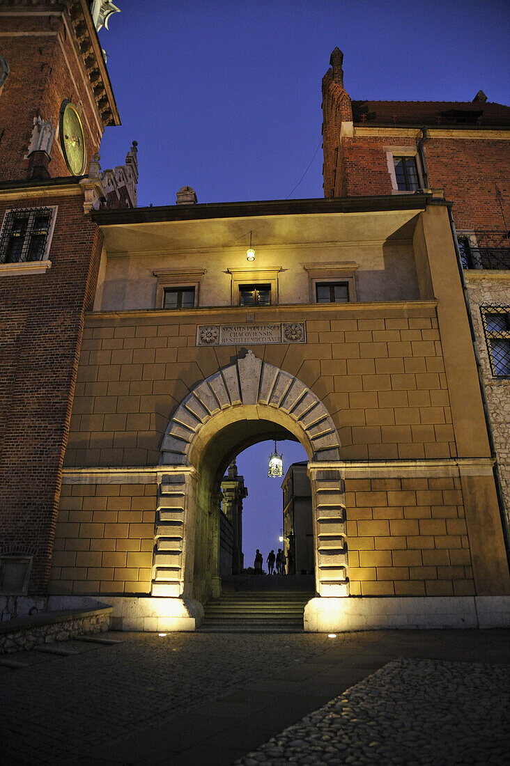 Beleuchtetes Tor zur Wawel Kathedrale, Krakau, Polen, Europa