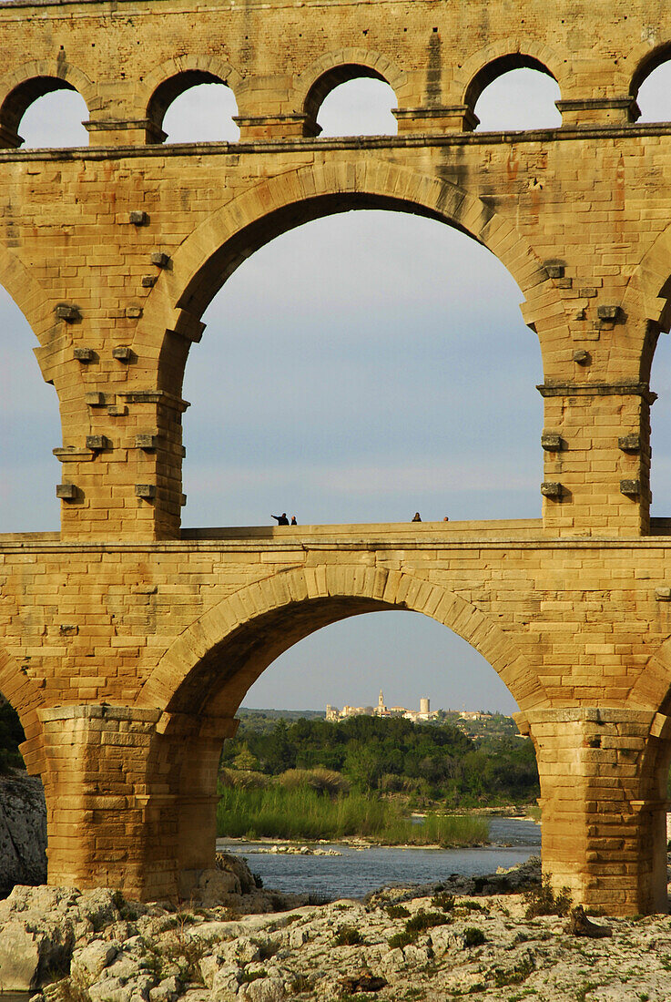 Blick auf römisches Aquäduct, mehrstöckige historische Brücke, Pont du Gard, Departement Gard, Süd Frankreich, Europa