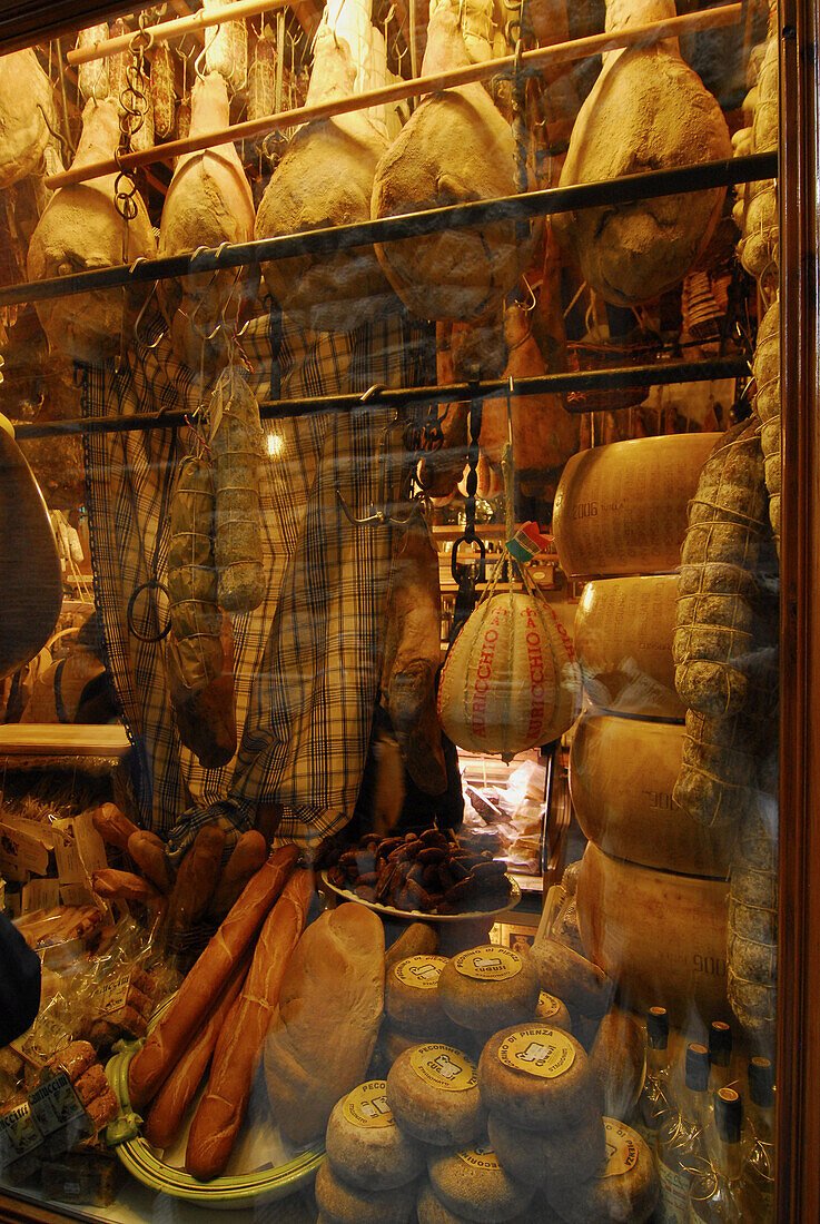Schinken und Käse in einem Schaufenster, Siena, Toskana, Italien, Europa