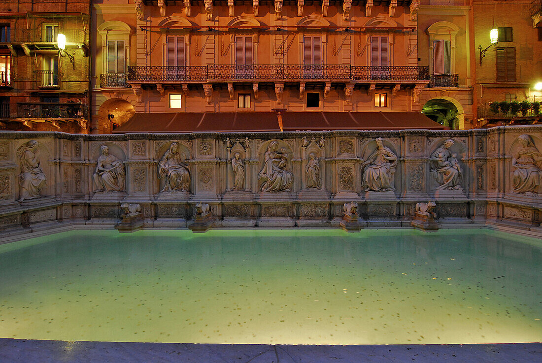 Beleuchteter Brunnen mit Münzen am Abend, Piazza del Campo, Siena, Toskana, Italien, Europa