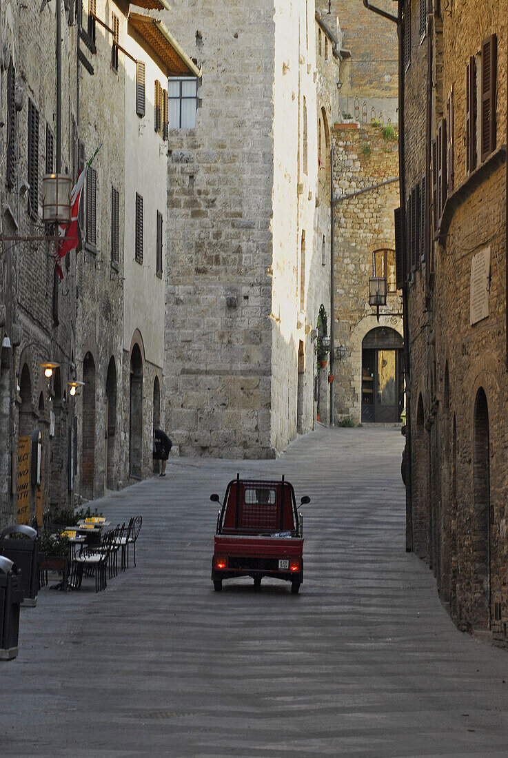 Gasse in der Altstadt mit Vespa Transporter, San Gimignano, Toskana, Italien, Europa
