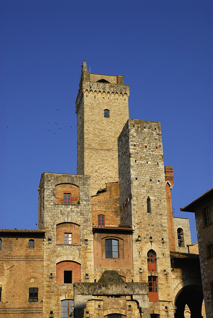 Altstadt mit Geschlechtertürmen unter blauem Himmel, San Gimignano, Toskana, Italien, Europa