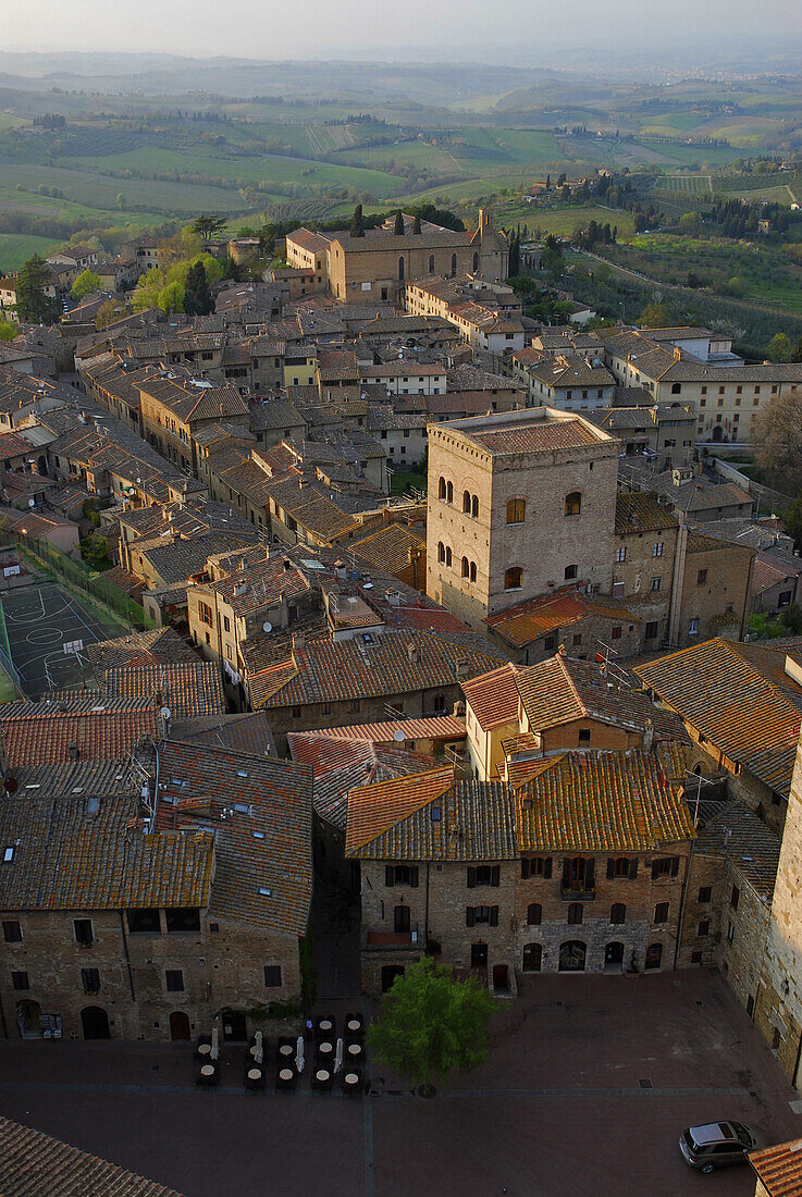 Blick von oben auf die Altstadt, San Gimignano, Toskana, Italien, Europa