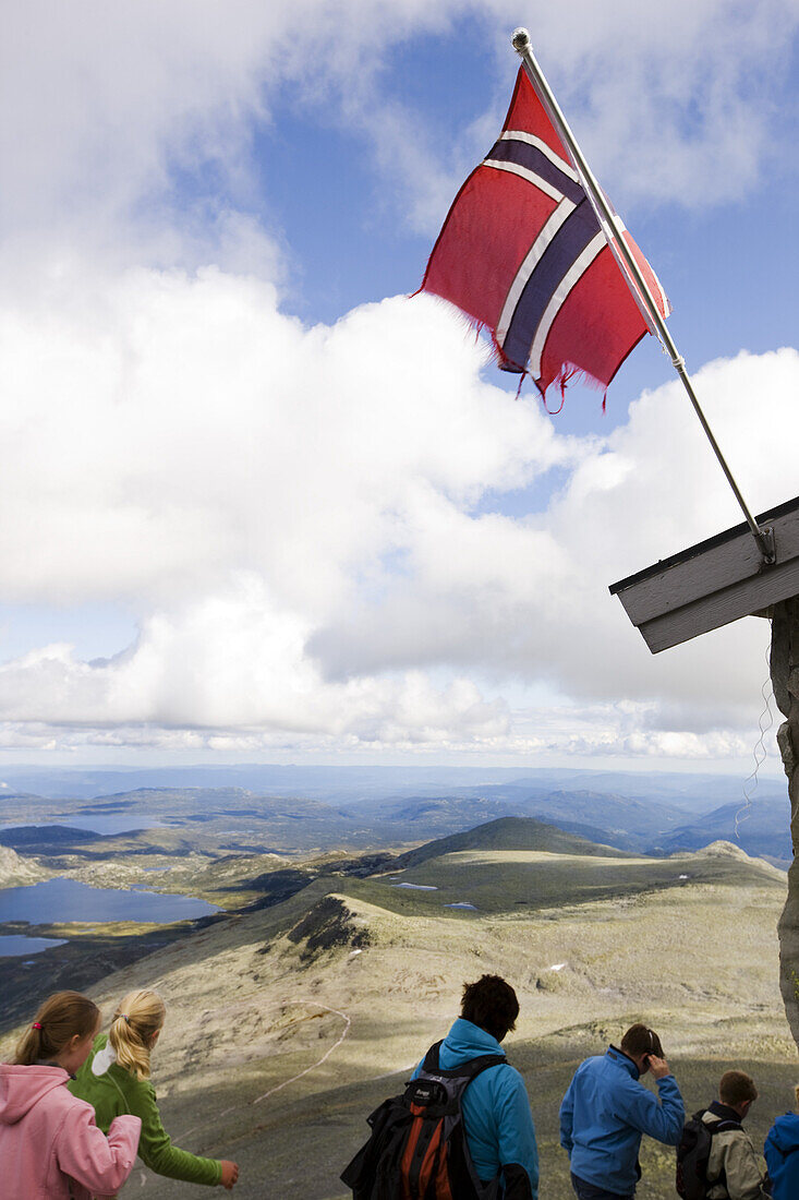 Touristen auf dem Berg Gaustatoppen, Telemark, Südnorwegen, Norwegen, Skandinavien, Europa