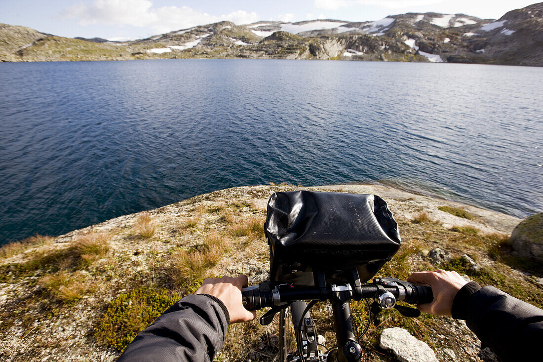 Fahradfahrer an einem See im Nationalpark Hardangervidda, Rallarweg, Hordaland, Südnorwegen, Norwegen, Skandinavien; Spätsommer; Hochebene; Spätsommer; Fjell, Europa