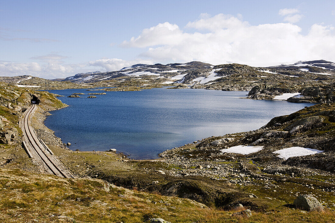 Alte Bahnstrecke an einem See im Nationalpark Hardangervidda, Rallarweg, Hordaland, Südnorwegen, Norwegen Skandinavien; Spätsommer; Hochebene; alte Bahnstrecke; Spätsommer; Fjell, Europa