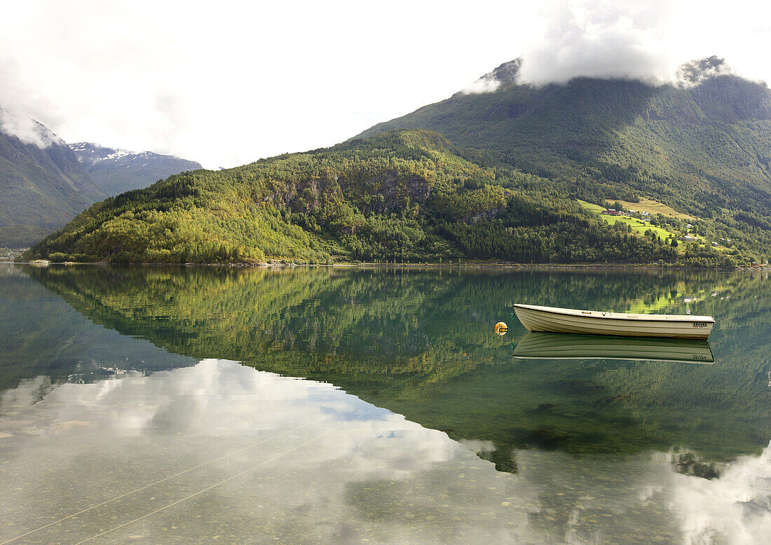 Kleines Boot auf dem Wasser, Fjordlandschaft, Sogn og Fjordane, Norwegen, Skandinavien, Europa