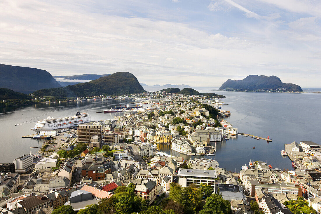 Blick auf die Stadt Alesund unter Wolkenhimmel, More og Romsdal, Norwegen, Skandinavien; Hafenstadt, Europa