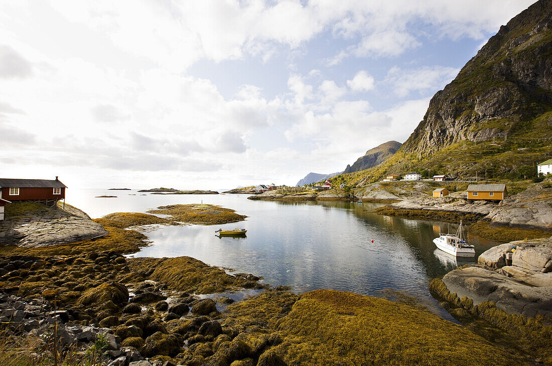 Rorbu Hütten an der Küste unter Wolkenhimmel, Lofoten, Norwegen, Skandinavien; Landschaft, Europa