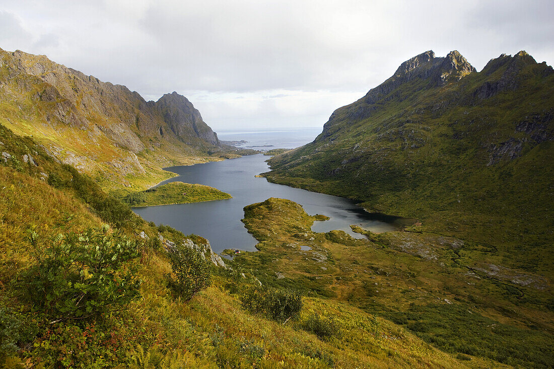 Blick auf den von Bergen umgebenen See Agvatnet, Lofoten, Norwegen, Skandinavien, Europa