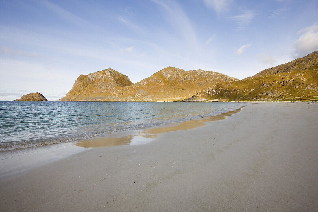 Einsamer Sandstrand unter Wolkenhimmel, Lofoten, Nordnorwegen, Norwegen, Skandinavien, Europa