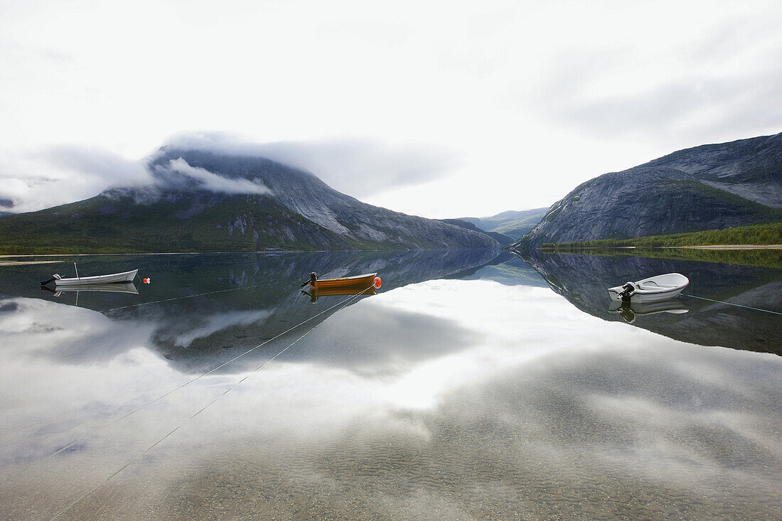 Kleine Boote auf einem See mit Spiegelungen, Norwegen, Skandinavien, Europa