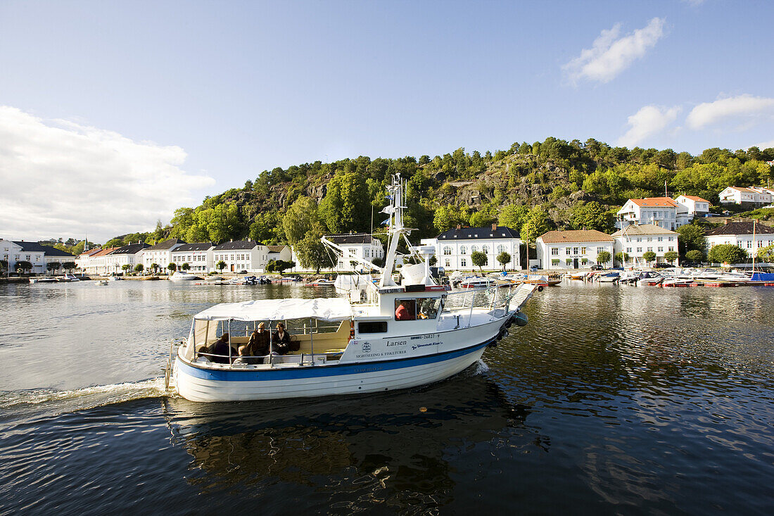 Ausflugboot vor Häusern am Ufer, Skagerrak, Sorland, Südnorwegen, Norwegen, Skandinavien, Europa