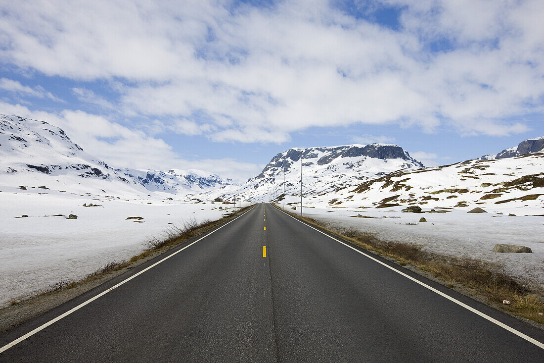 Landstrasse durch das verschneite Roldalsfjellet, Fjell, Hordaland, Norwegen, Skandinavien, Europa