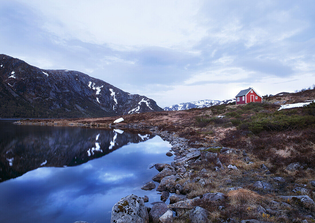 Rotes norwegisches Holzhaus am See Mannsvatnet, Folgefonn Halbinsel, Kvinnherad, Hardanger, Norwegen, Skandinavien, Europa