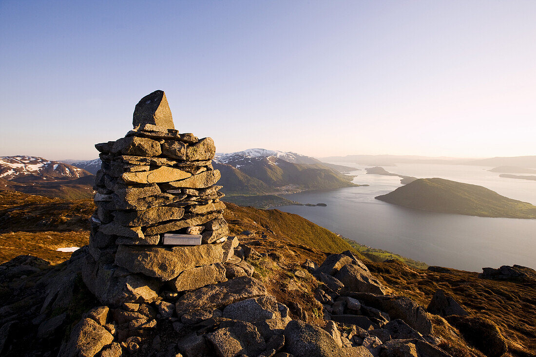 Steinhaufen als Gipfelmarkierung auf dem Malmangersnuten mit Blick auf den Hardangerfjord, Folgefonn Halbinsel, Kvinnherad, Hardanger, Hordaland, Norwegen, Skandinavien, Europa