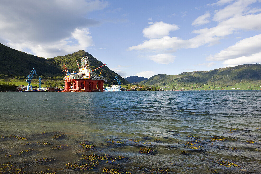 Ölbohrinsel in einer Bucht unter Wolkenhimmel, Rogaland, Norwegen, Skandinavien, Europa