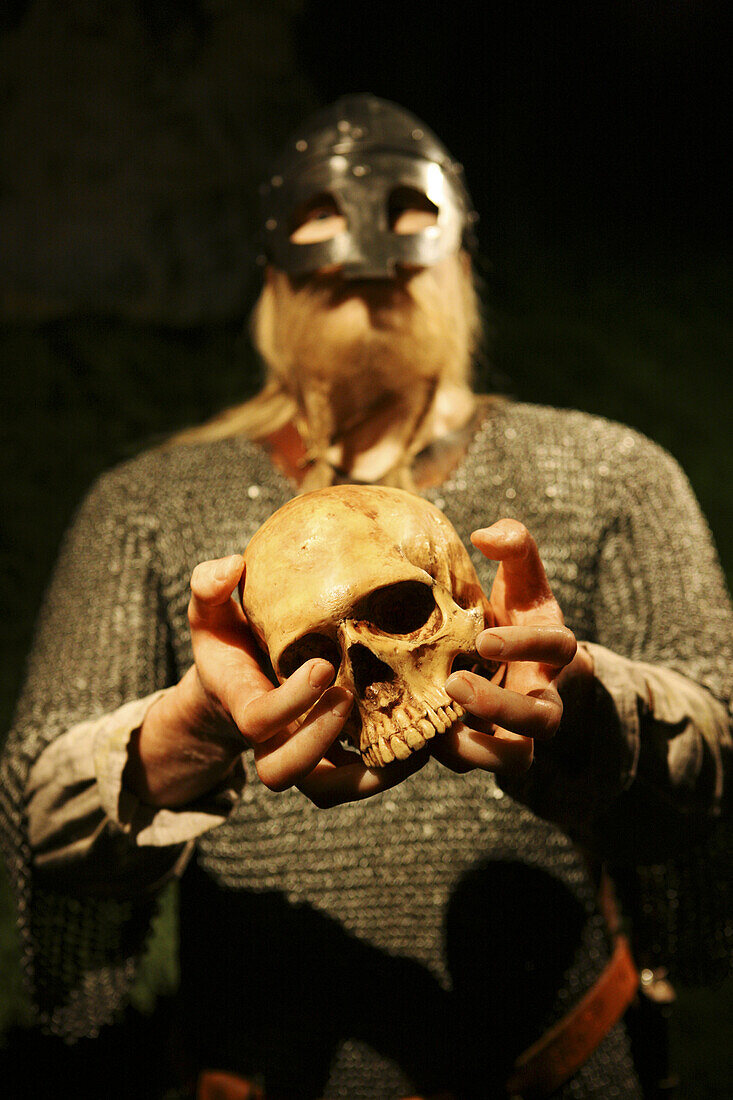 Wachsfigur eines Wikinger mit Totenkopf in der Hand, Wikingermuseum, Haugesund, Rogaland, Norwegen, Skandinavien, Europa