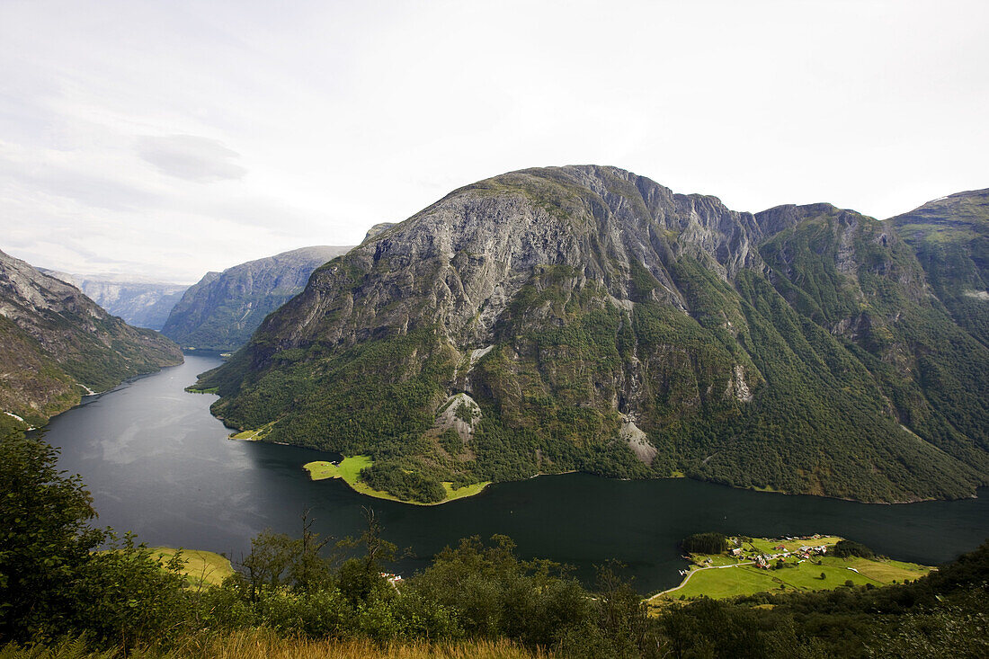 Blick auf den Naerofjord, Sogn og Fjordane, Fjordnorwegen, Norwegen, Skandinavien, Europa