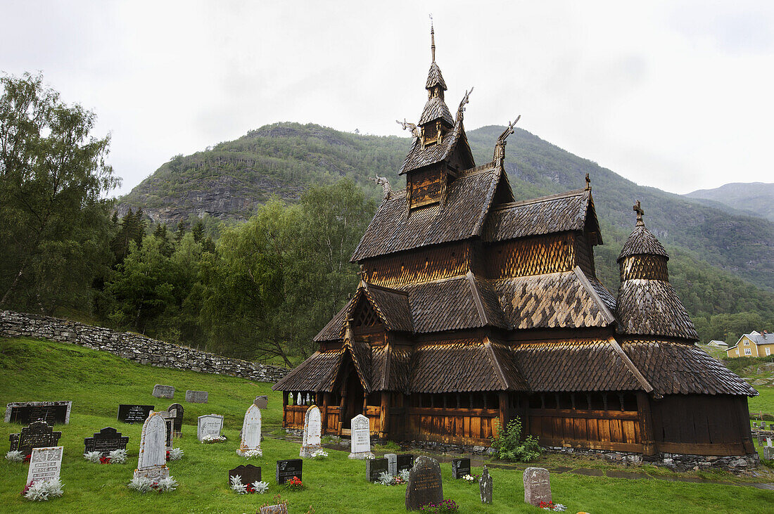 Stabkirche und Friedhof von Borgund, Laerdalsoyri. Laerdal, Norwegen, Skandinavien, Europa