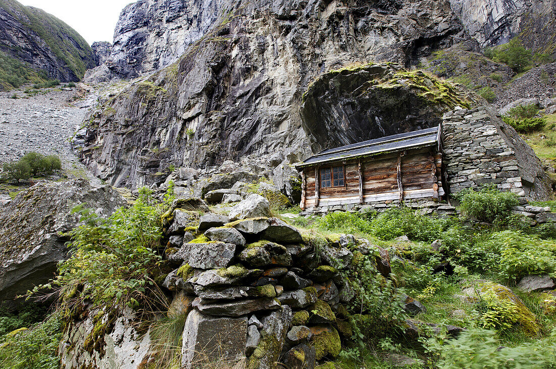 Alte Holzhütte unter einem Felsvorsprung gebaut, Aurlandsdalen, Aurland, Sogn og Fjordane, Norwegen, Skandinavien, Europa