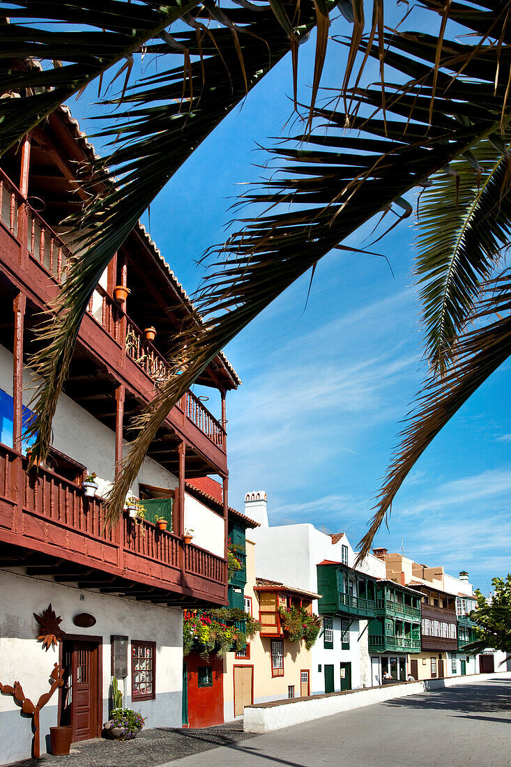 Häuser mit Holzbalkonen an der Uferpromenade, Santa Cruz, La Palma, Kanarische Inseln, Spanien, Europa