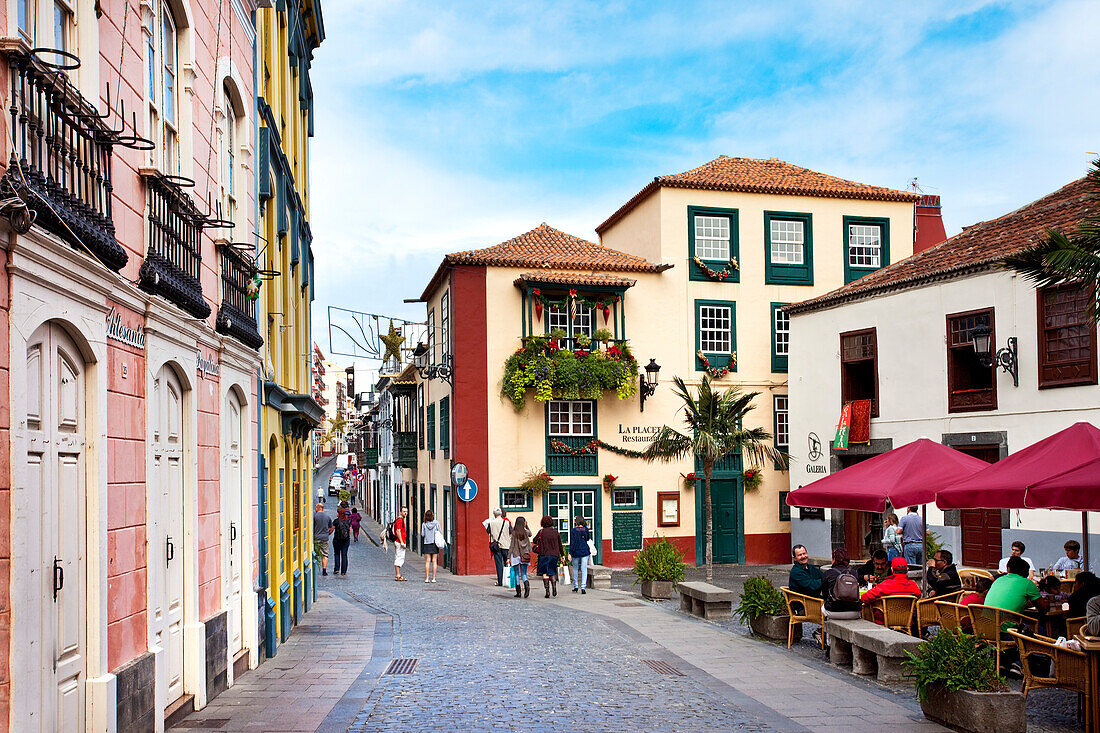 Menschen in einem Strassencafe, Placeta de Borrero, Santa Cruz, La Palma, Kanarische Inseln, Spanien, Europa